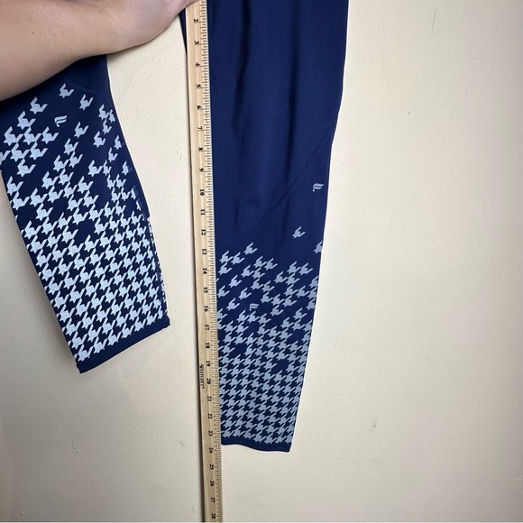 Fabletics Navy Houndstooth UltraCool Reflective 7/8 Leggings Womens Size Medium - Picture 16 of 16